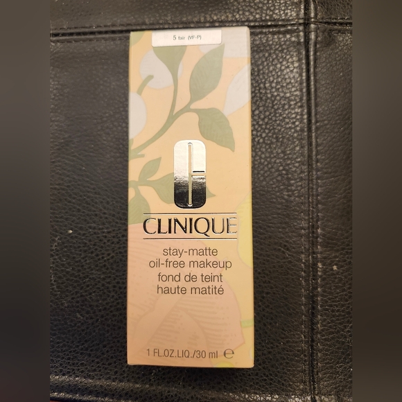Clinique Stay-Matte Oil-Free Makeup Foundation In 05 Fair - Picture 1 of 8